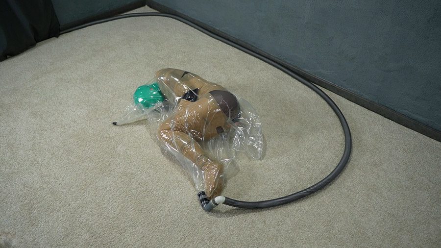 Mummification with bandages in a vacuum bag