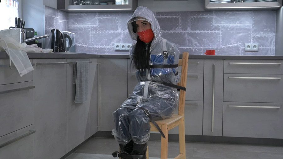 Miss Amira in Lepper Nylon Regenzeug und transparentem Regenanzug wird streng gefesselt und geknebelt