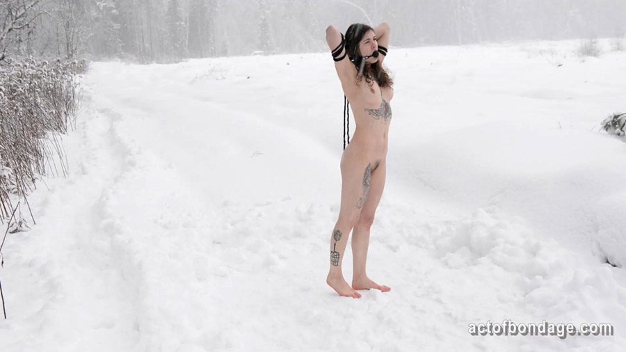 Act of Bondage Naked and barefoot Vika tied up in the snow
