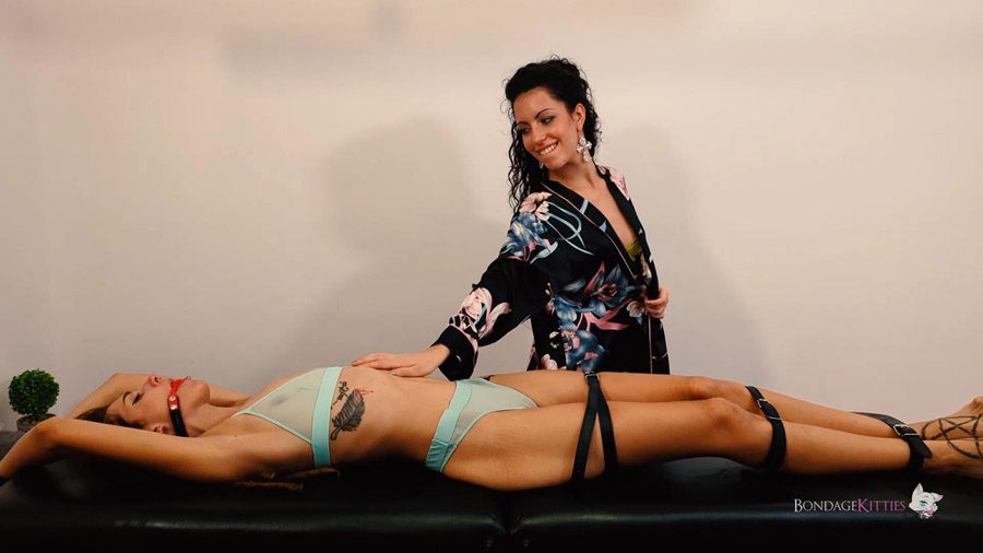 Sexy massage ends in Bondage Spanish