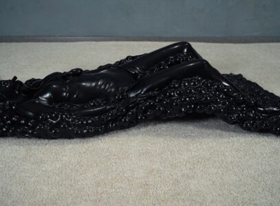 VACUUM DREAMS – Black vacuum bed without frame with pear gag and balls